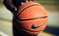 开云体育app-雷霆冲垮黄蜂，浓眉主宰比赛走向，一场现代篮球的战术博弈