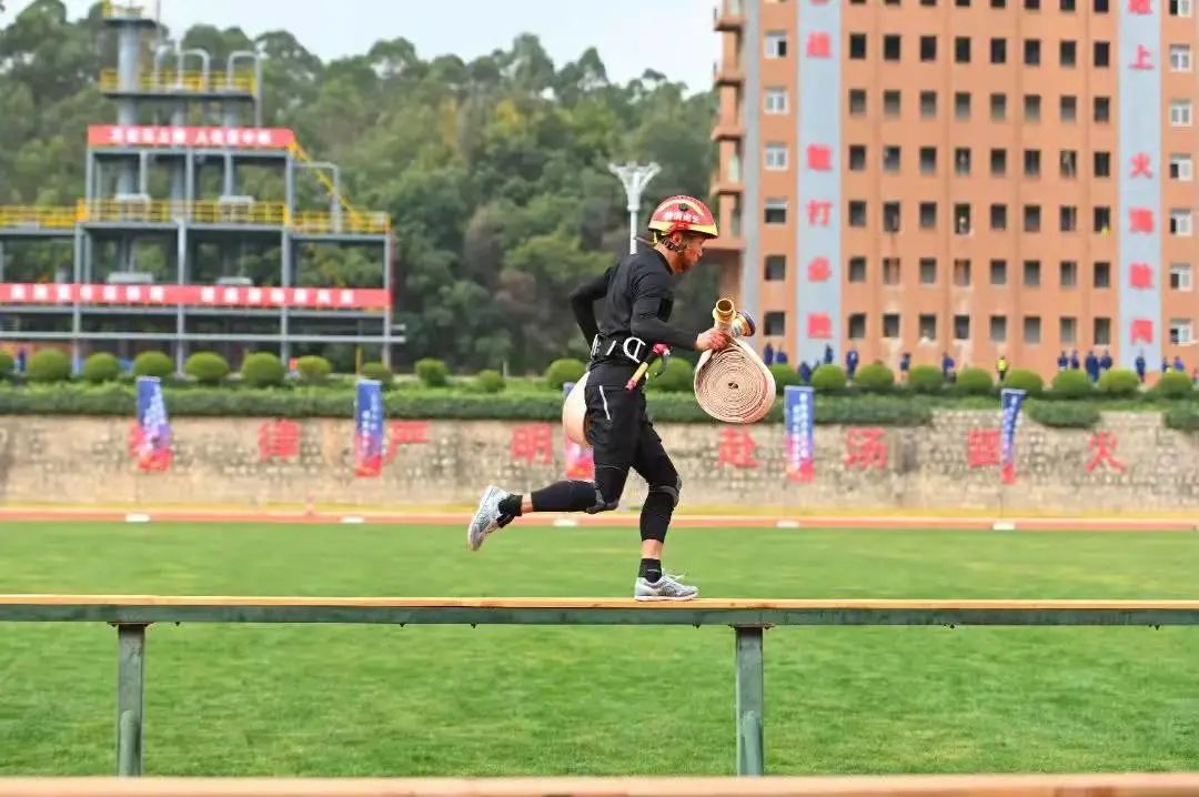 比赛精彩纷呈，冠军斩获胜利利剑的简单介绍