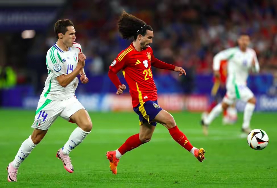 西班牙踢得稳健，外围赛取胜晋级八强