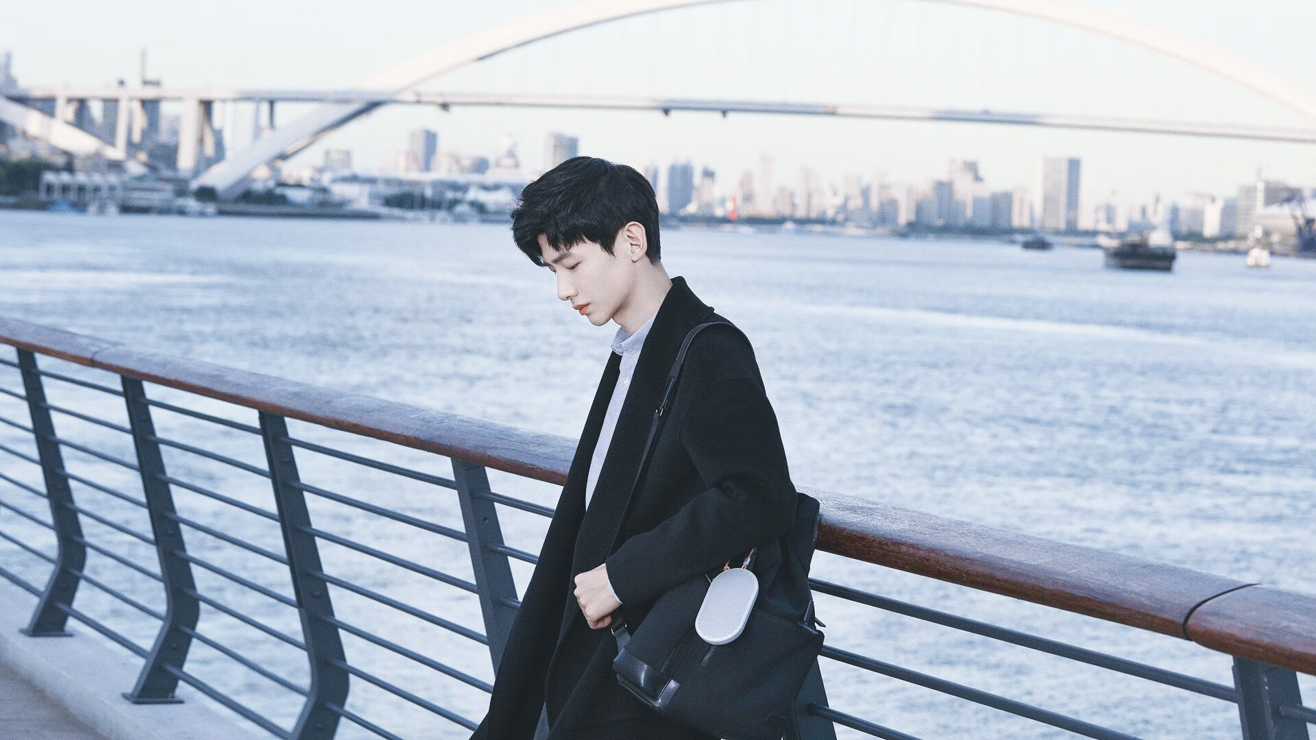 赛道与绿茵的奇妙交汇，德里赫特刷新纪录的F1揭幕战之夜