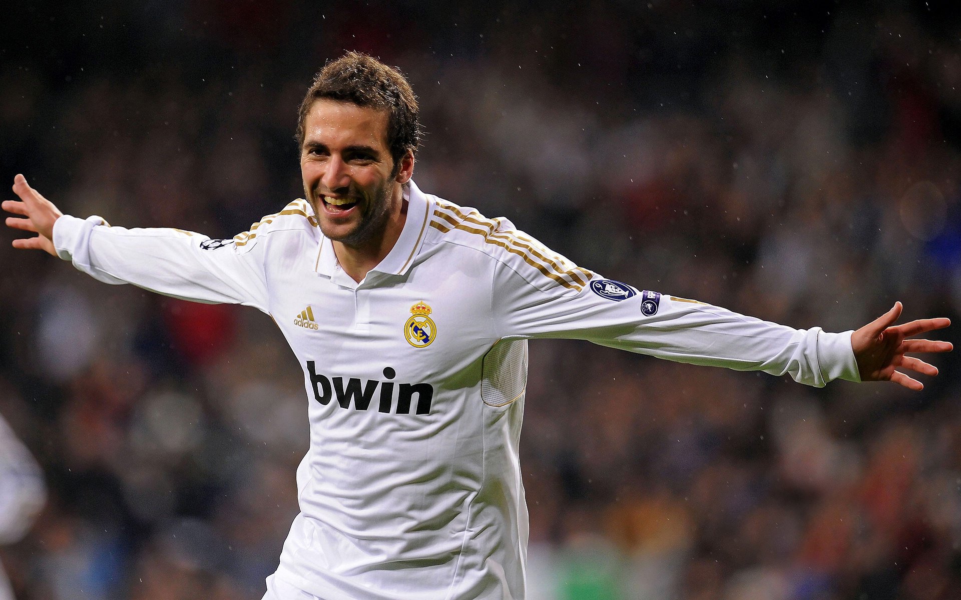 字母哥一锤定音，灰熊鏖战公牛惊险晋级