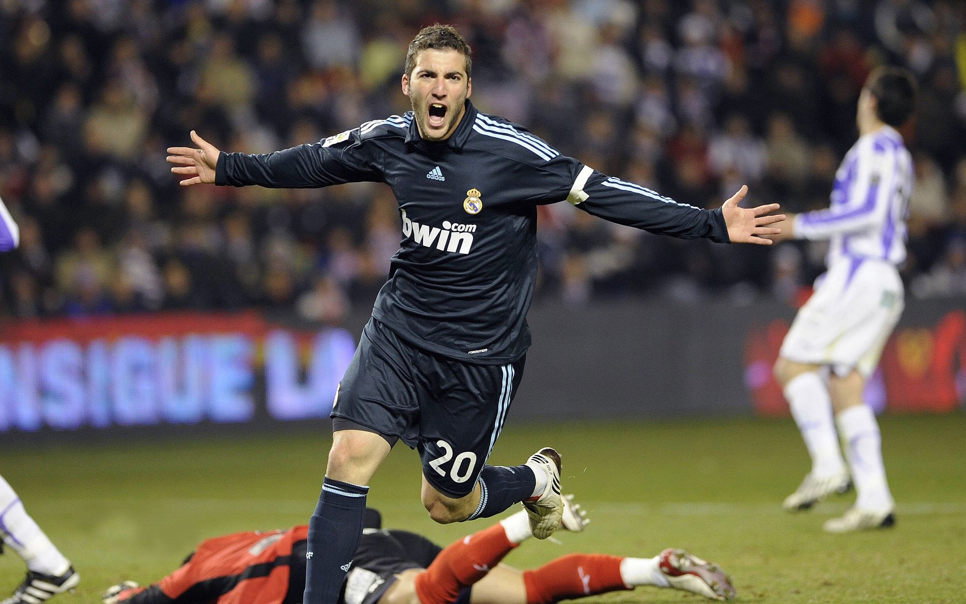 足球场与赛道上的双重征服，玻利维亚的胜利回响与楚阿梅尼的街道狂飙